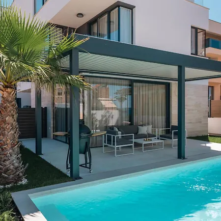 Belmar Family House With Play For Kids & Pool Мандре